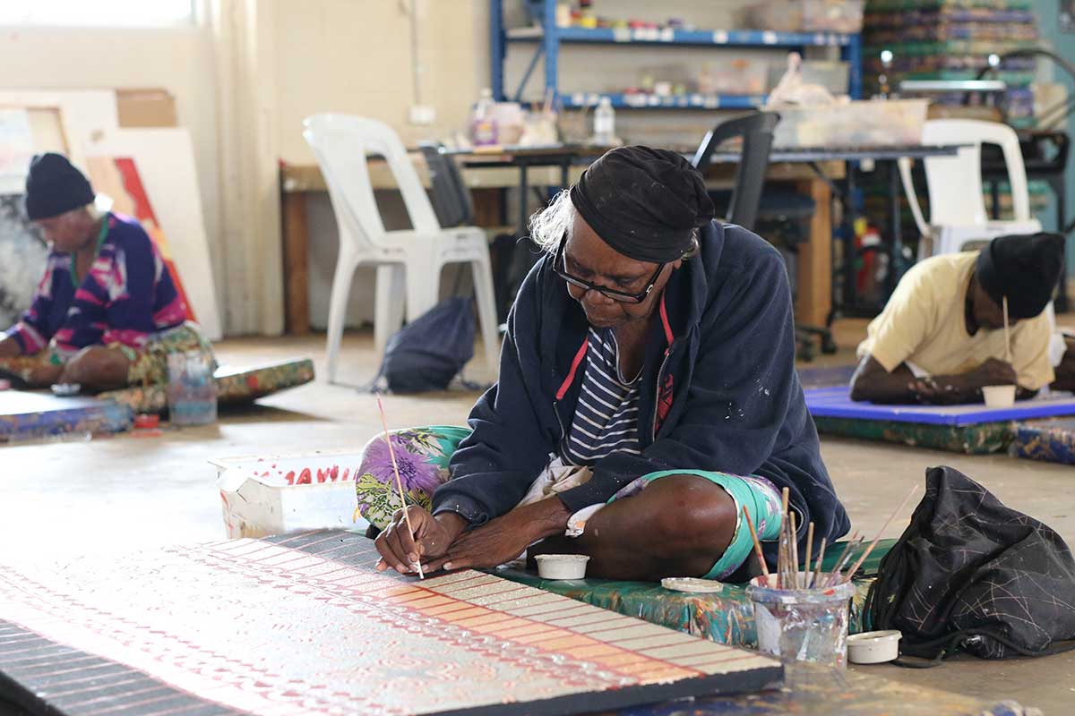 Artist painting at Papunya Tjupi Arts