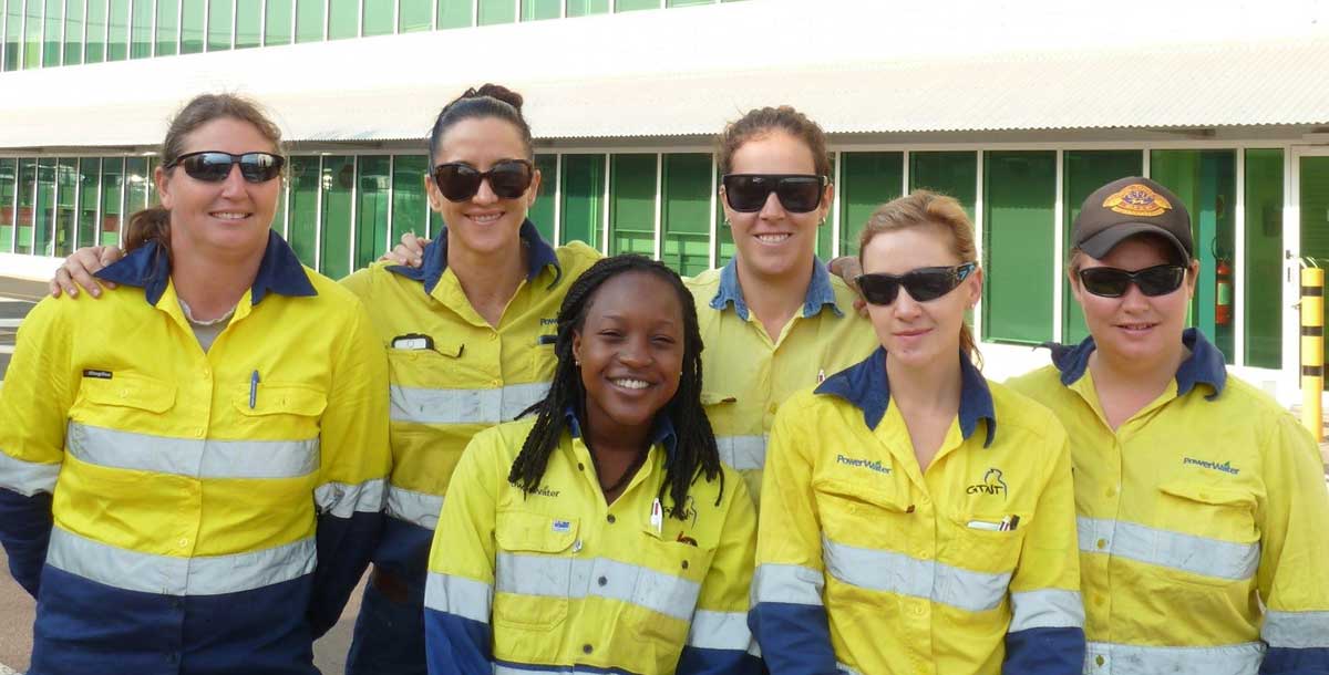 Group shot women tradies